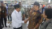 Menteri Bappenas Rachmat Pambudy (kanan) saat berbincang dengan Bupati Semarang Ngesti Nugraha di pabrik PT ISG, Rabu 29 April 2026 (foto: Pemkab Semarang)
