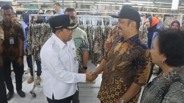 Menteri Bappenas Rachmat Pambudy (kanan) saat berbincang dengan Bupati Semarang Ngesti Nugraha di pabrik PT ISG, Rabu 29 April 2026 (foto: Pemkab Semarang)