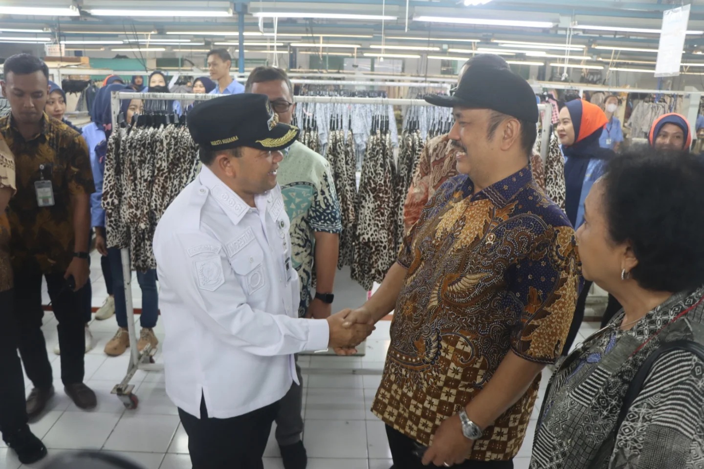 Menteri Bappenas Rachmat Pambudy (kanan) saat berbincang dengan Bupati Semarang Ngesti Nugraha di pabrik PT ISG, Rabu 29 April 2026 (foto: Pemkab Semarang)