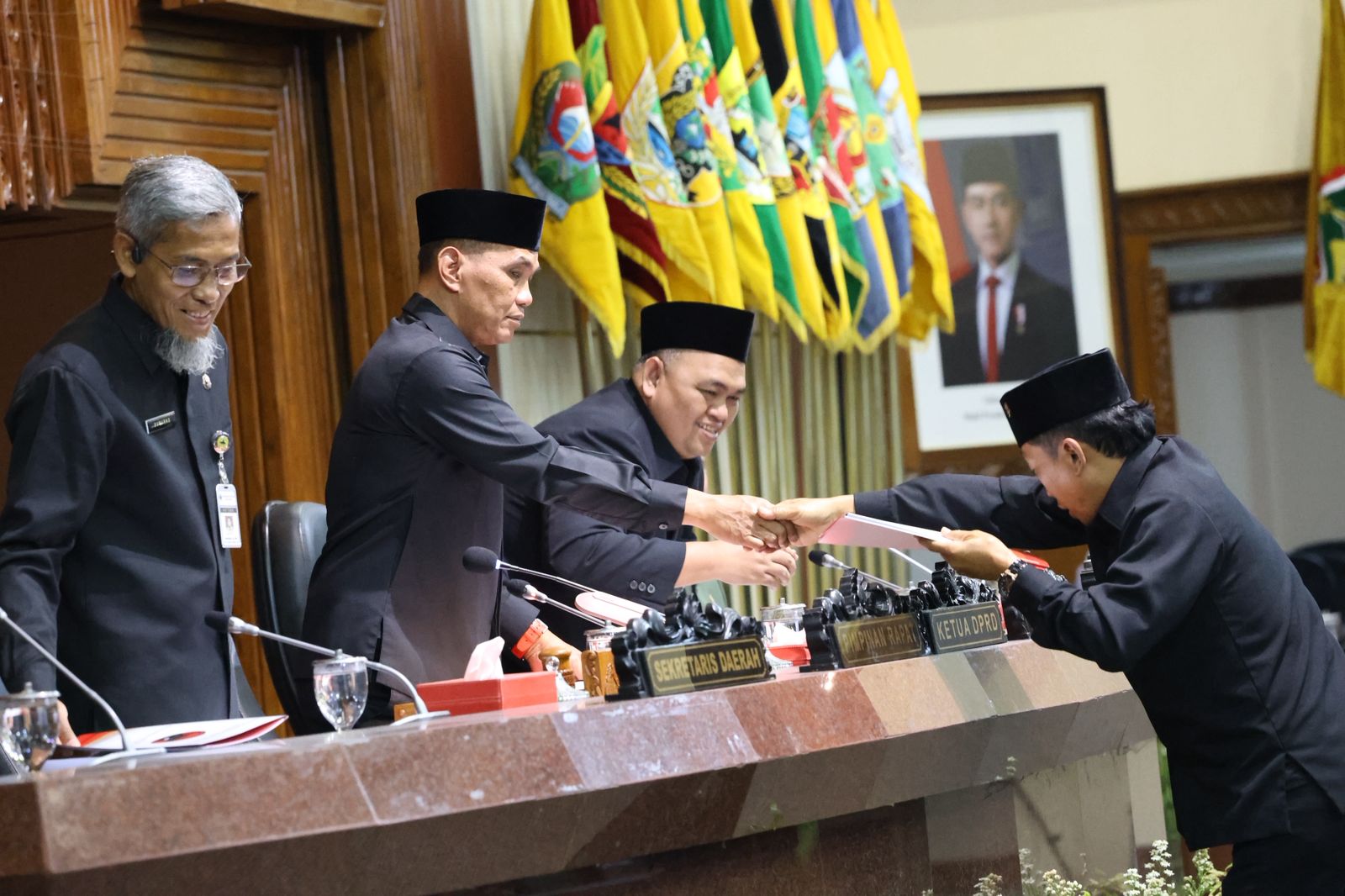 Rapat Paripurna DPRD Jateng membahas Raperda Standarisasi Jalan dan revisi Garis Sempadan, Senin 6 April 2026 (foto: DPRD Jateng) Rapat Paripurna DPRD Jateng membahas Raperda Standarisasi Jalan dan revisi Garis Sempadan, Senin 6 April 2026 (foto: DPRD Jateng)