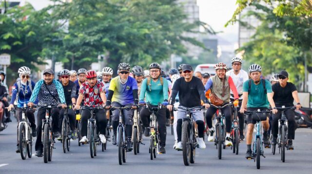 Gubernur Jateng Ahmad Luthfi bersama ASN gowes keliling pusat Kota Semarang, Kamis 9 April 2026 (foto: Pemprov Jateng)