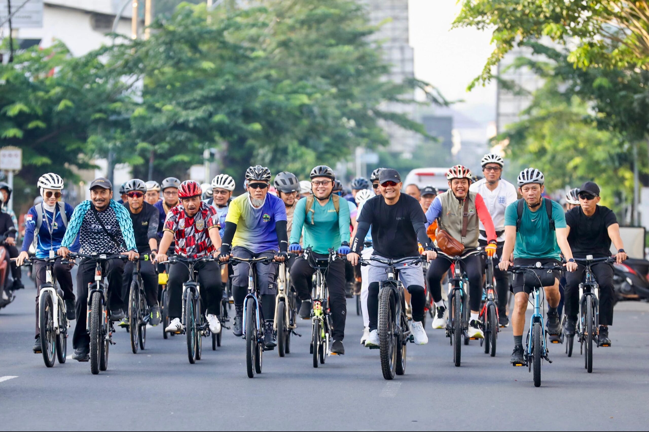 Gubernur Jateng Ahmad Luthfi bersama ASN gowes keliling pusat Kota Semarang, Kamis 9 April 2026 (foto: Pemprov Jateng) Gubernur Jateng Ahmad Luthfi bersama ASN gowes keliling pusat Kota Semarang, Kamis 9 April 2026 (foto: Pemprov Jateng)