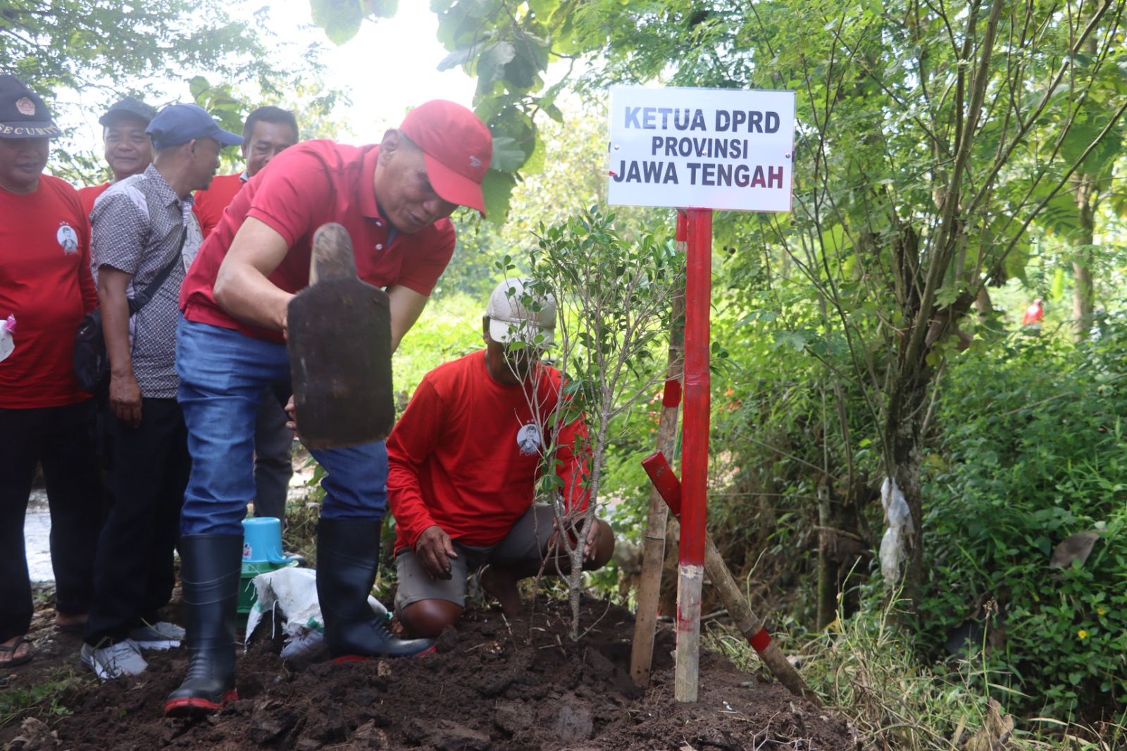 Ketua DPRD Jateng Sumanto bersama relawan menanam bibit pohon di bantaran Sungai Ndelok, Karanganyar
