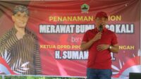 Ketua DPRD Jateng Sumanto bersama relawan menanam bibit pohon di bantaran Sungai Ndelok, Karanganyar