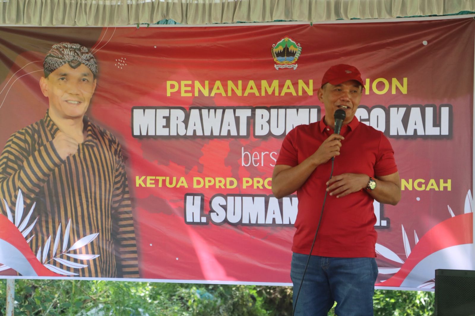 Ketua DPRD Jateng Sumanto bersama relawan menanam bibit pohon di bantaran Sungai Ndelok, Karanganyar