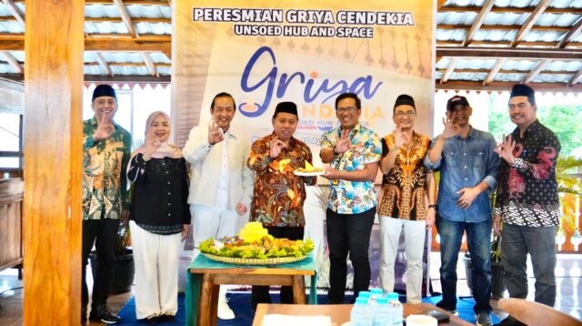 Rektor Unsoed bersama CEO Pringsewu meresmikan Griya Cendekia sebagai pusat kewirausahaan mahasiswa (foto: Humas Unsoed)