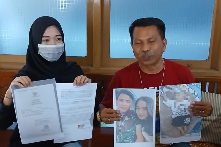 Serliana Cahya Ningrum didampingi kuasa hukum Peradi SAI Purwokerto dalam konferensi pers kasus dugaan penelantaran anak