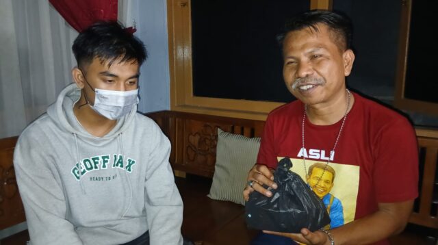 Dimas Wisanggeni bersama kuasa hukum Djoko Susanto usai memastikan pengembalian dana Rp125 juta terkait dugaan percaloan seleksi Polri