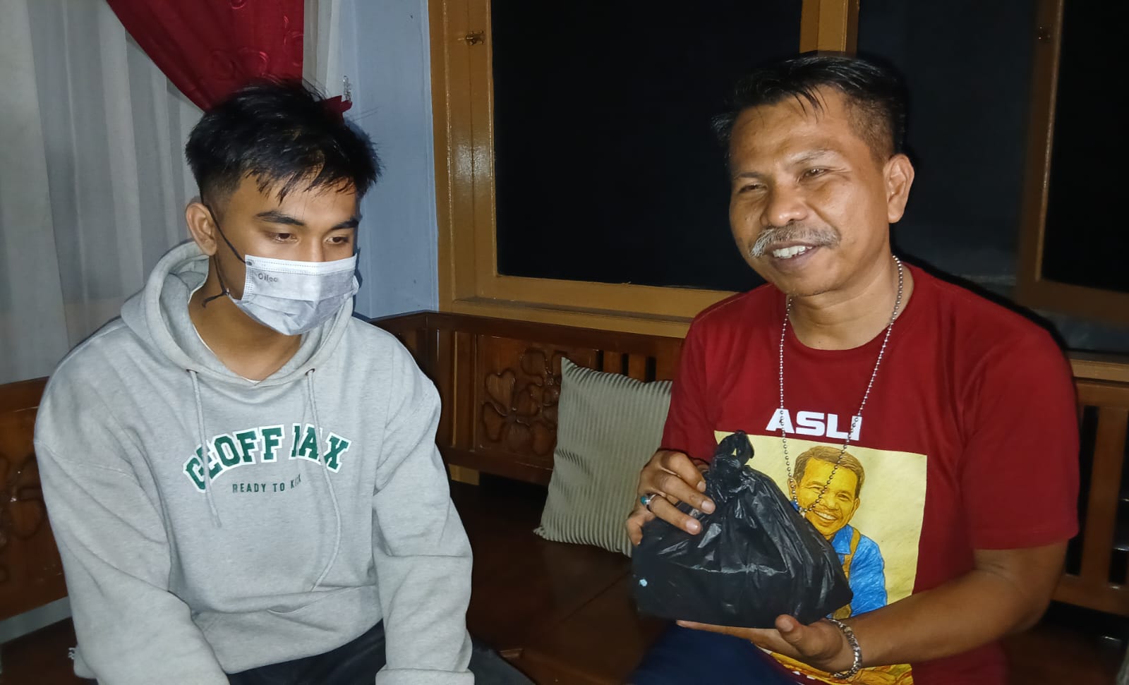 Dimas Wisanggeni bersama kuasa hukum Djoko Susanto usai memastikan pengembalian dana Rp125 juta terkait dugaan percaloan seleksi Polri Dimas Wisanggeni bersama kuasa hukum Djoko Susanto usai memastikan pengembalian dana Rp125 juta terkait dugaan percaloan seleksi Polri