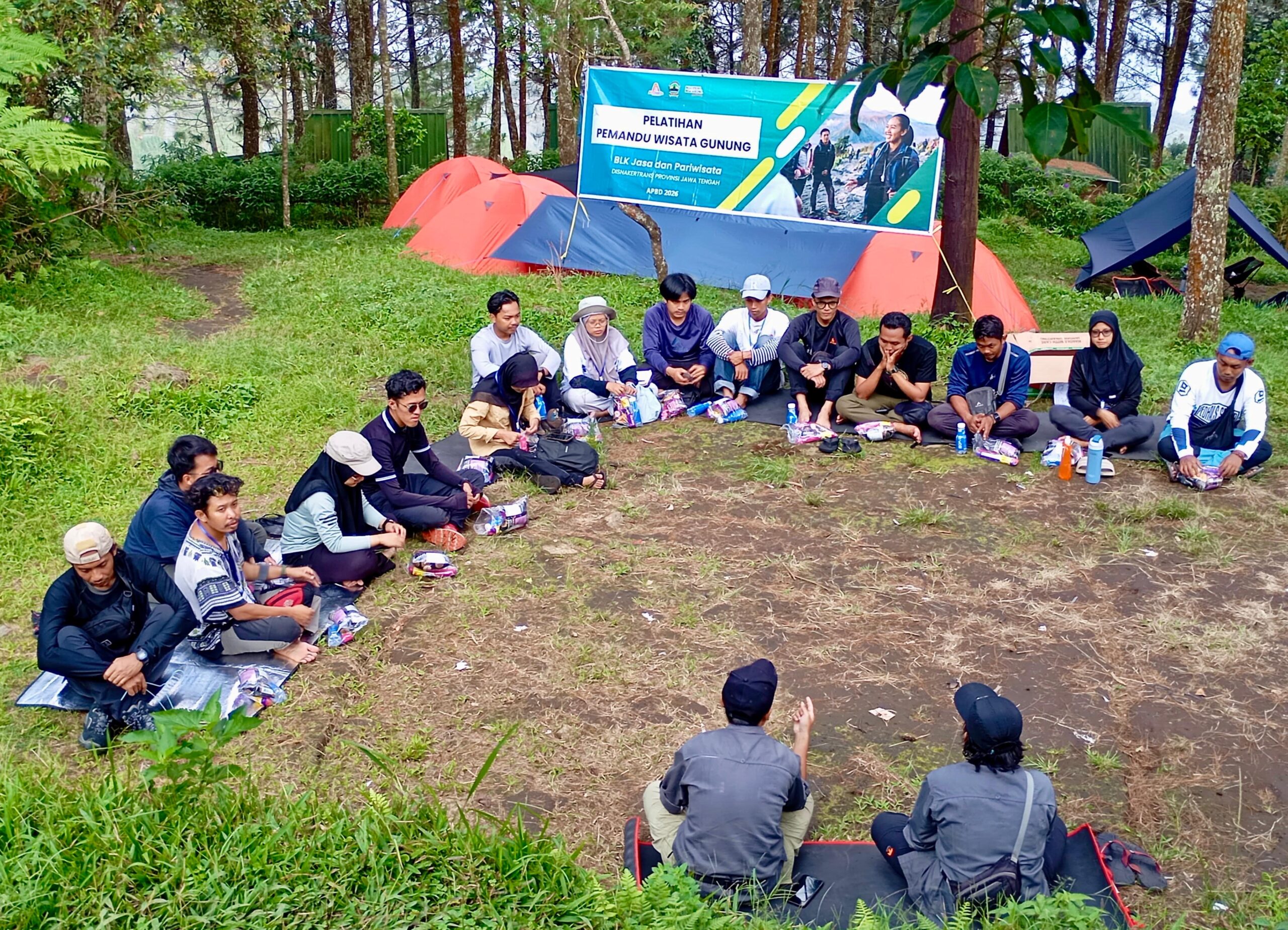 Peserta PWG 2026 mengikuti praktik lapangan di jalur pendakian Gunung Ungaran (foto: Pemprov Jateng)