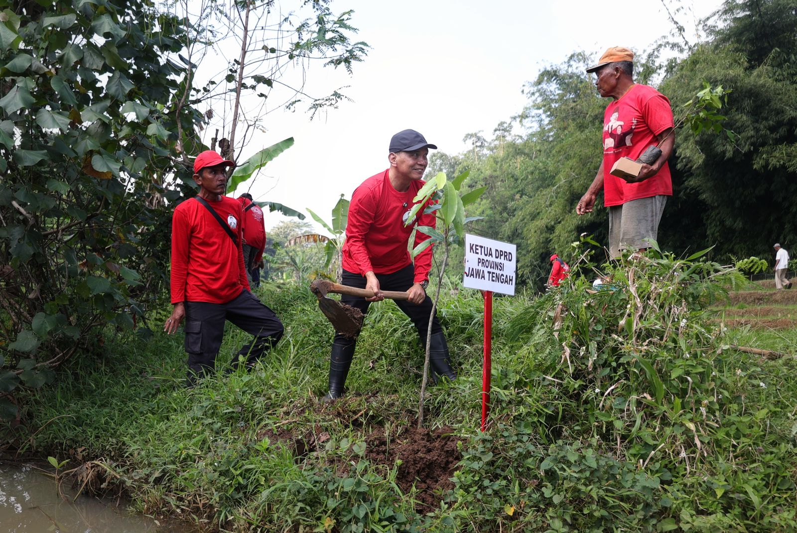 Ketua DPRD Jateng Sumanto membuka gerakan penanaman pohon Jogo Kali Merawat Bumi (foto: DPRD Jateng)