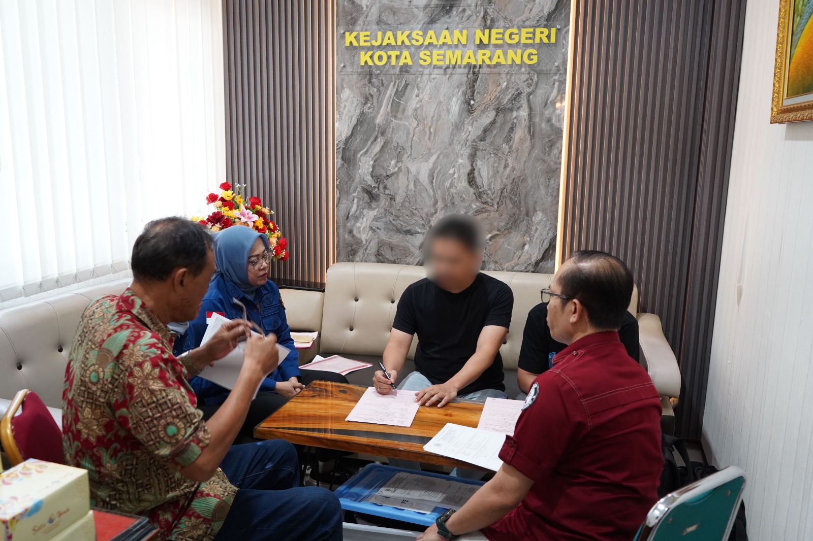 Suasana Kejari Semarang saat menerima penyerahan tersangka dari Kanwil DJP Jateng I (foto: DJP Jateng I)