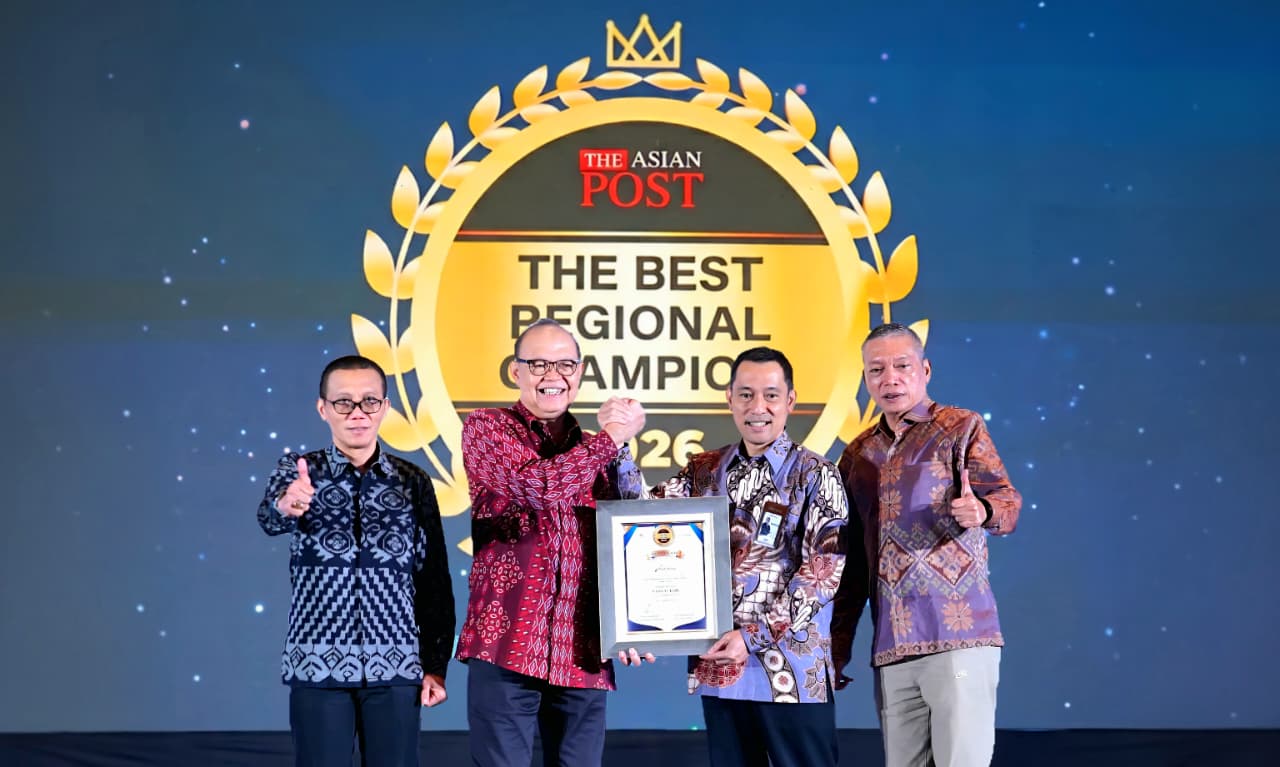 Bank Jateng Bambang menerima penghargaan Regional Champion 2026 di Solo (foto: Bank Jateng)