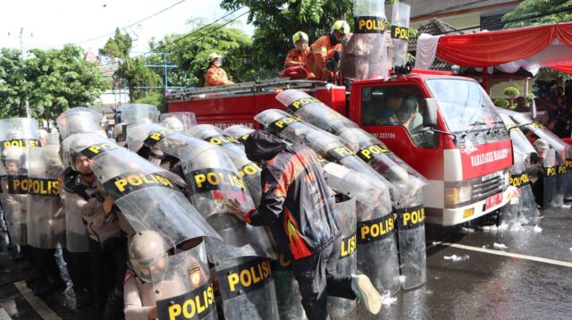 Simulasi aksi unjuk rasa pedagang Pasar Raya (foto: Polres Salatiga)