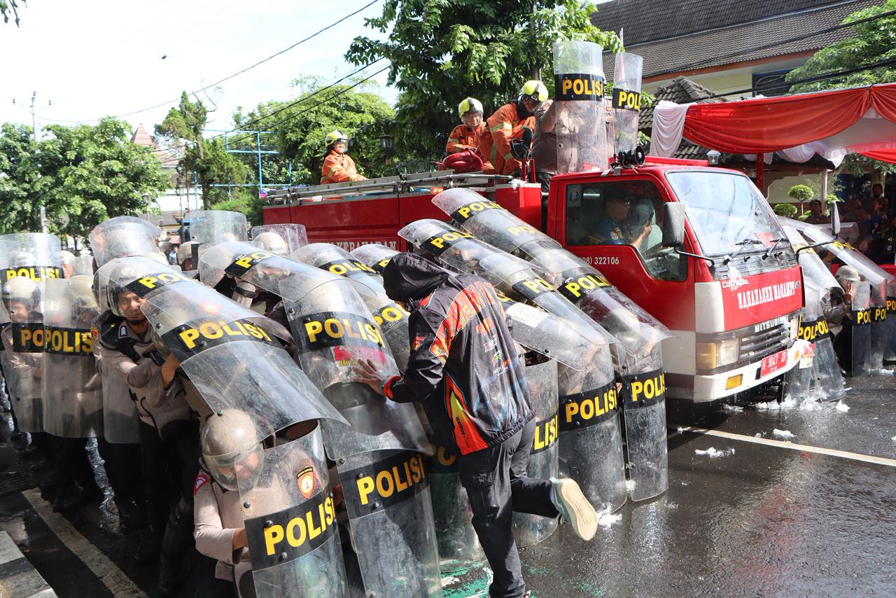 Simulasi aksi unjuk rasa pedagang Pasar Raya (foto: Polres Salatiga)