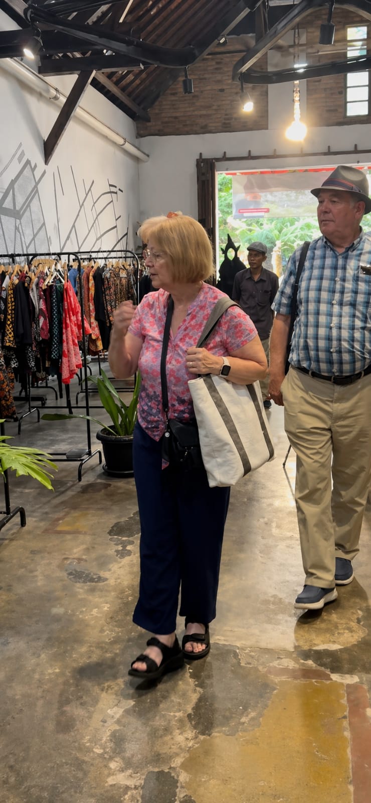 Wisatawan mancanegara mengunjungi Galeri Industri Kreatif (GIK) di Kota Lama Semarang