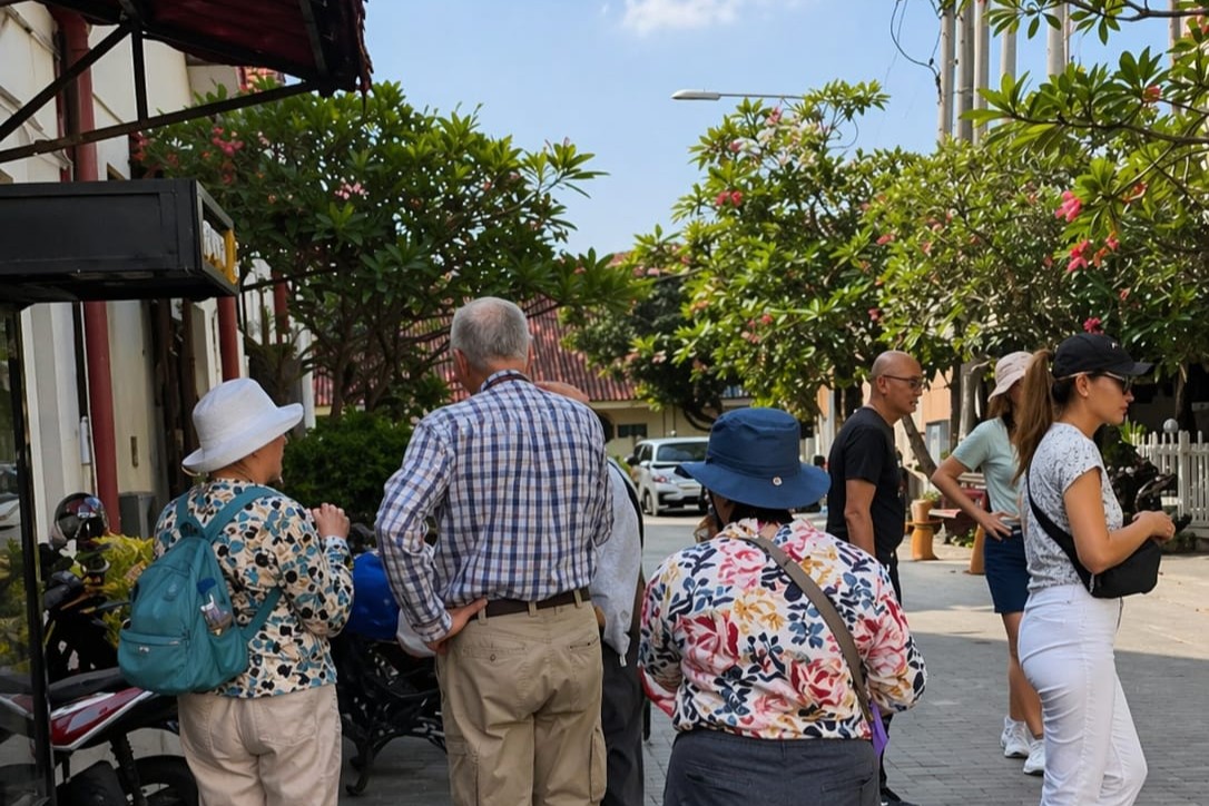 Wisatawan mancanegara mengunjungi Galeri Industri Kreatif (GIK) di Kota Lama Semarang