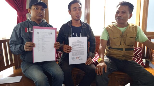 Para korban penipuan tenaga kerja saat melapor ke klinik hukum di Purwokerto