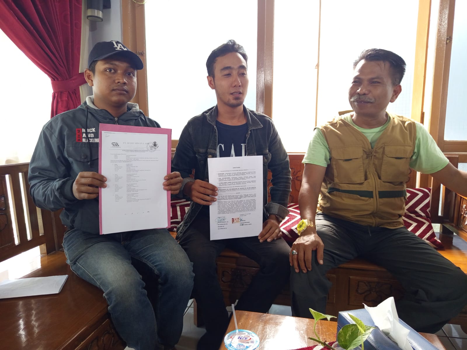 Para korban penipuan tenaga kerja saat melapor ke klinik hukum di Purwokerto