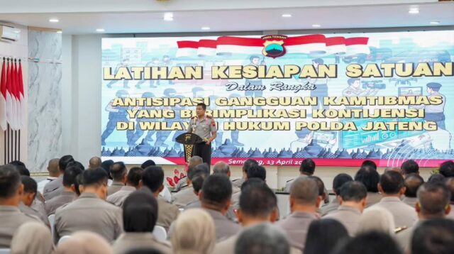 Kapolda Jateng Irjen Pol Ribut Hari Wibowo membuka Latihan Kesiapan Satuan menjelang May Day 2026 (foto: Polda Jateng)