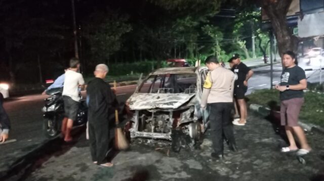 Mobil Avanza terbakar di dekat SPBU Silayur (foto: Polsek Ngaliyan)