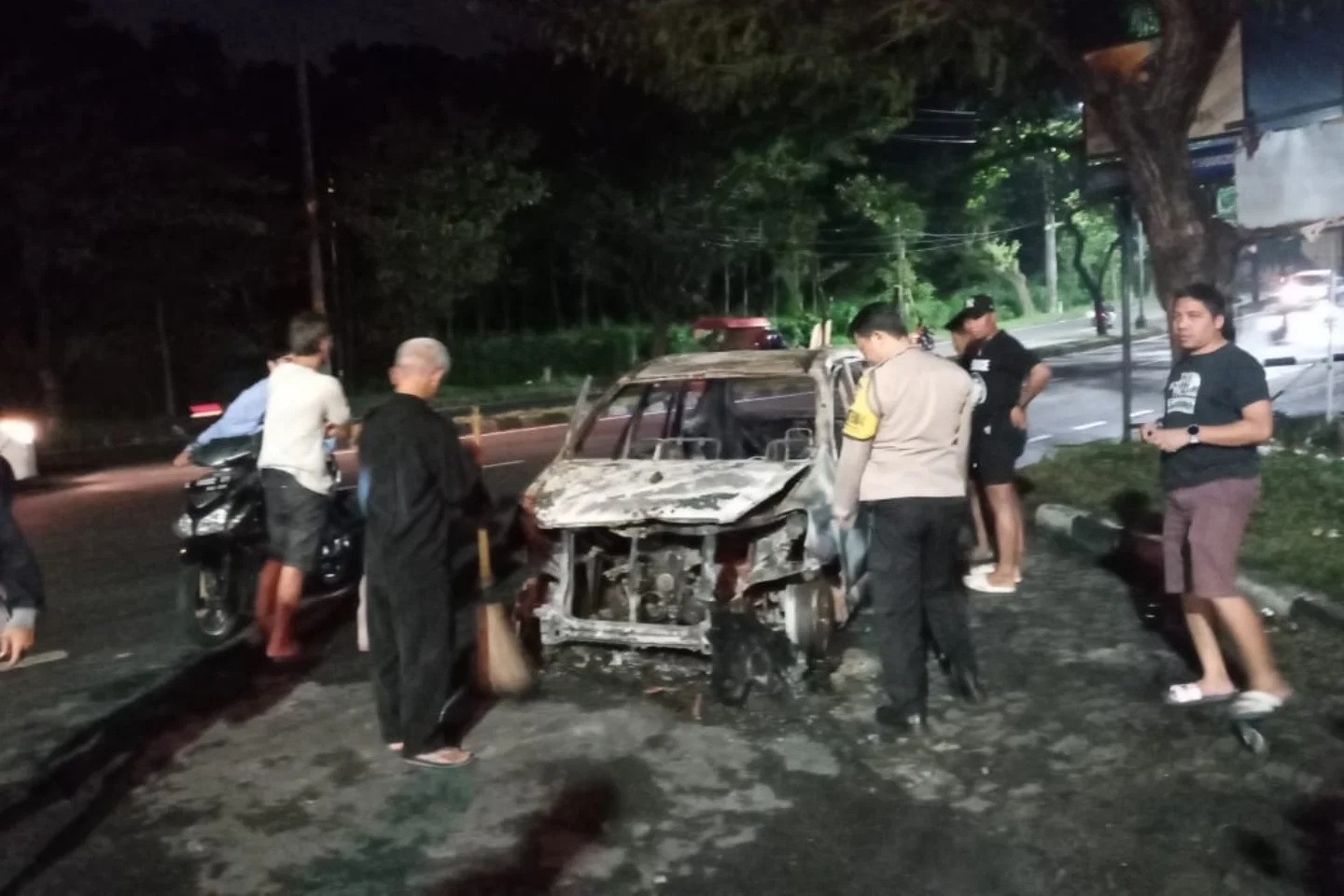 Mobil Avanza terbakar di dekat SPBU Silayur (foto: Polsek Ngaliyan)