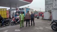 Bhabinkamtibmas Plamongansari memantau kondisi antrean di SPBU Semarang (foto: Polsek Pedurungan)