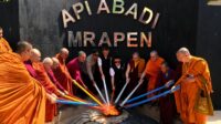 Prosesi pengambilan Api Dharma dari Api Abadi Mrapen untuk perayaan Waisak 2026 (foto: Kemenag)