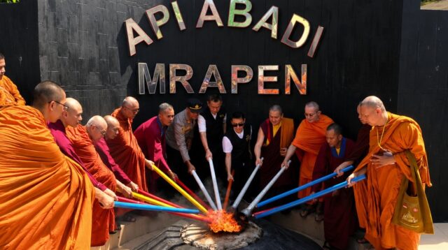 Prosesi pengambilan Api Dharma dari Api Abadi Mrapen untuk perayaan Waisak 2026 (foto: Kemenag)