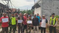Aparat gabungan bersama warga Karangsono membongkar fasilitas yang diduga digunakan untuk perjudian (foto: Pemkab Demak) Aparat gabungan bersama warga Karangsono membongkar fasilitas yang diduga digunakan untuk perjudian (foto: Pemkab Demak)