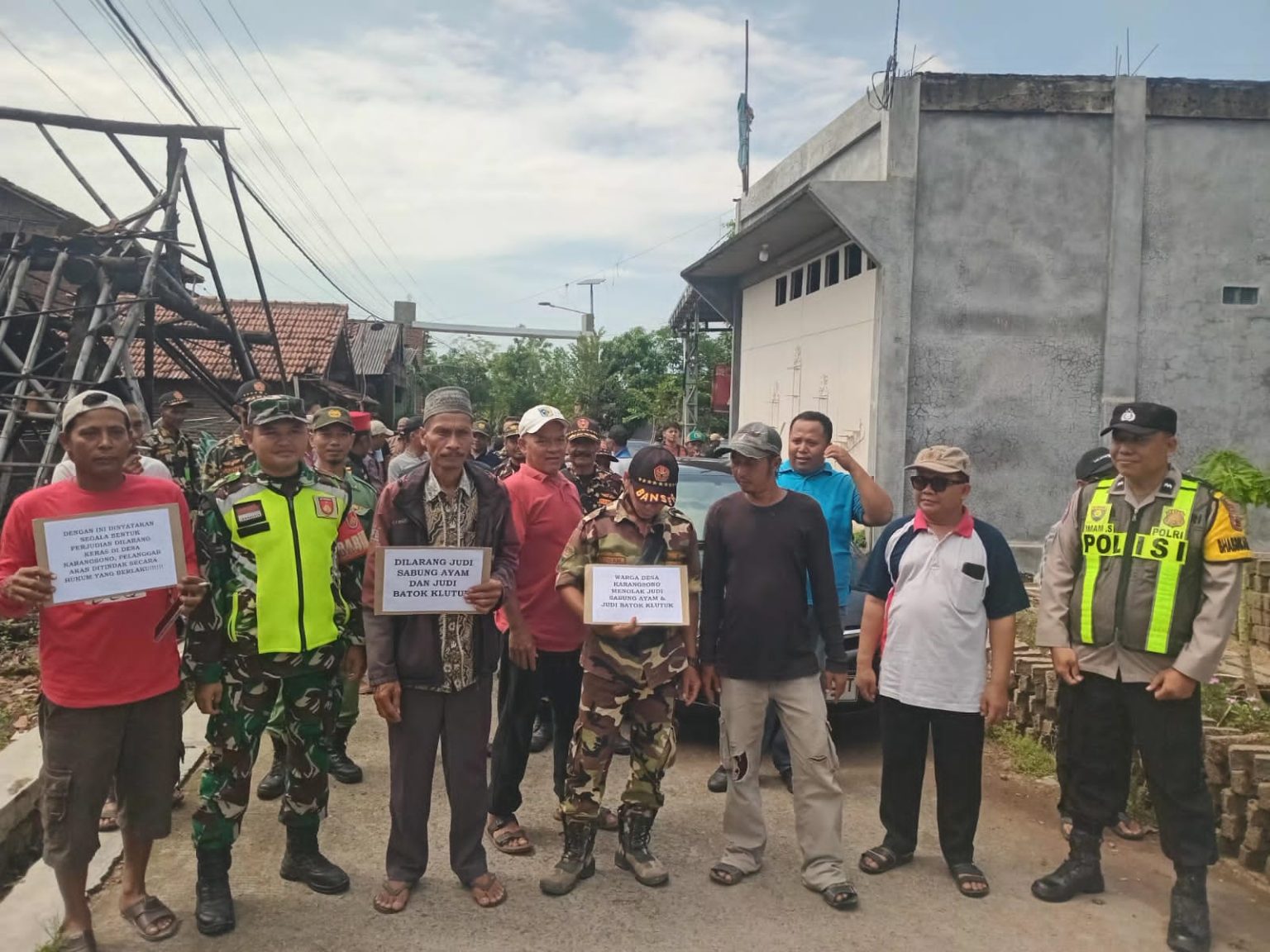 Aparat gabungan bersama warga Karangsono membongkar fasilitas yang diduga digunakan untuk perjudian (foto: Pemkab Demak)