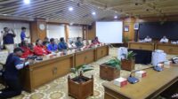 Gubernur dan DPRD Provinsi Jateng berdialog dengan buruh di Ruang Rapat Gubernur Lantai 2, Jumat (1/5/2026). (foto: DPRD Jateng)