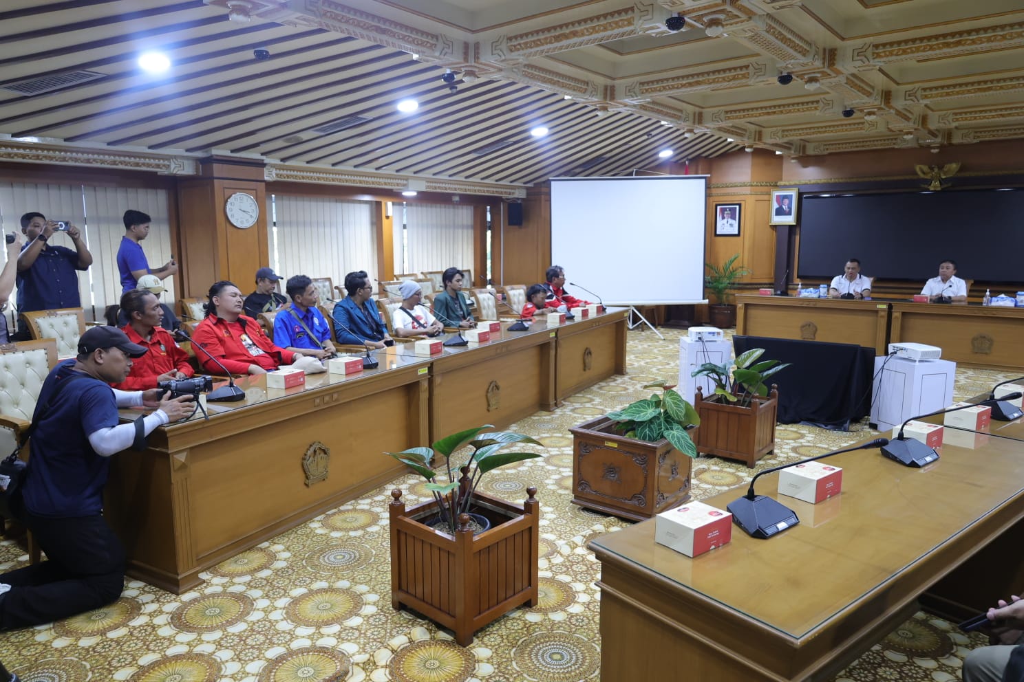 Gubernur dan DPRD Provinsi Jateng berdialog dengan buruh di Ruang Rapat Gubernur Lantai 2, Jumat (1/5/2026). (foto: DPRD Jateng)