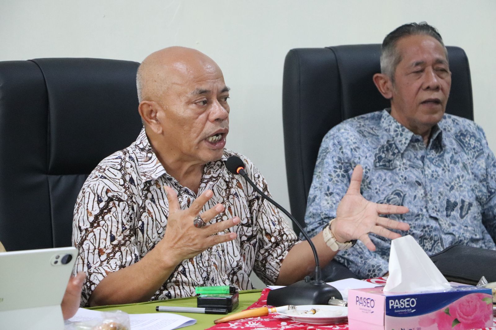 Bapemperda DPRD Provinsi Jateng berdiskusi dengan BPJ wilayah Tegal Dinas PUPR Provinsi Jateng menggali masukan sebagai bahan penguatan Raperda tentang Garis Sempadan, Senin 4 Mei 20026 (foto: DPRD Jateng)