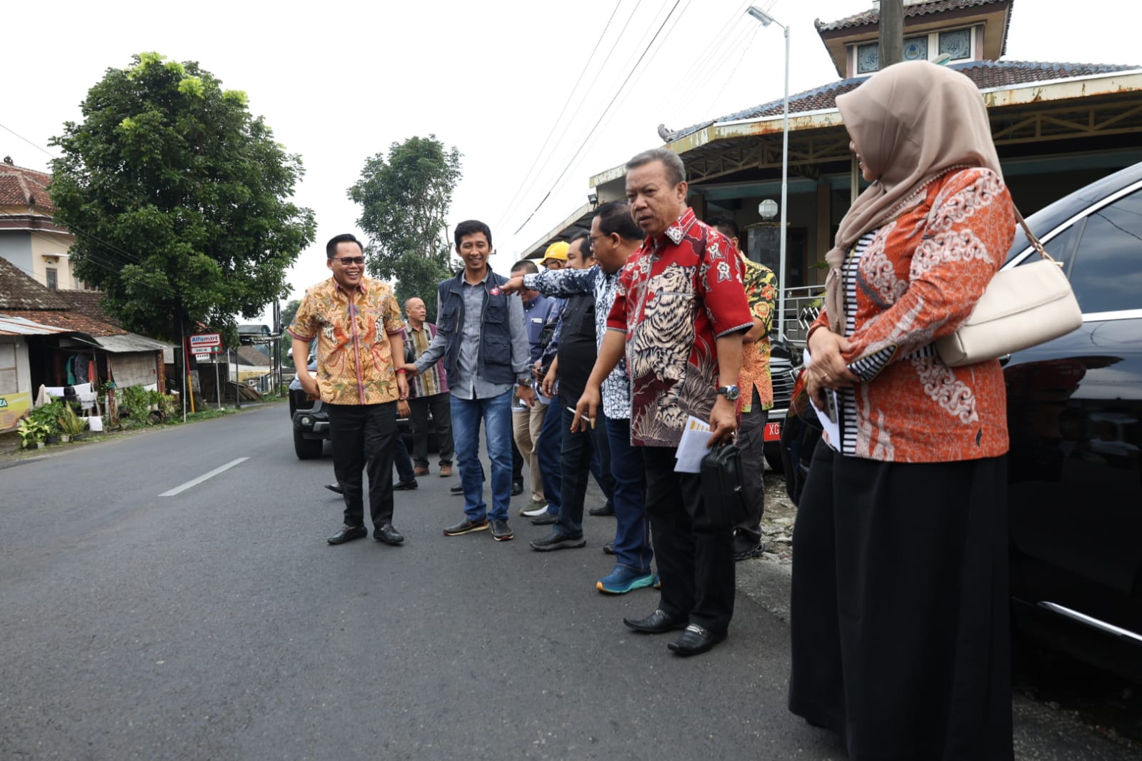Komisi D DPRD Provinsi Jateng meninjau terhadap paket rehabilitasi jalan Magelang–Ngablak, Senin 5 Mei 2026 (foto: DPRD Jateng)