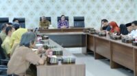 Komisi E DPRD Provinsi Jateng berdiskusi dengan Pemkab Sukoharjo, Selasa 5 Mei 2026, membahas soal perlindungan pekerja informal (foto: DPRD Jateng)