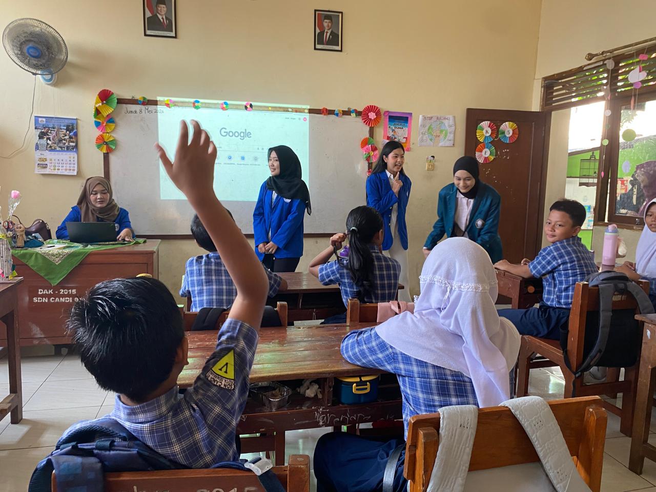 Mahasiswa Udinus memberikan edukasi stop food waste kepada siswa SDN Miroto 01 Semarang (foto: Pemprov Jateng)
