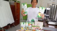 Riza Azra menunjukkan produk turunan mocaf di Rumah Mocaf Banjarnegara (foto: Pemprov Jateng)