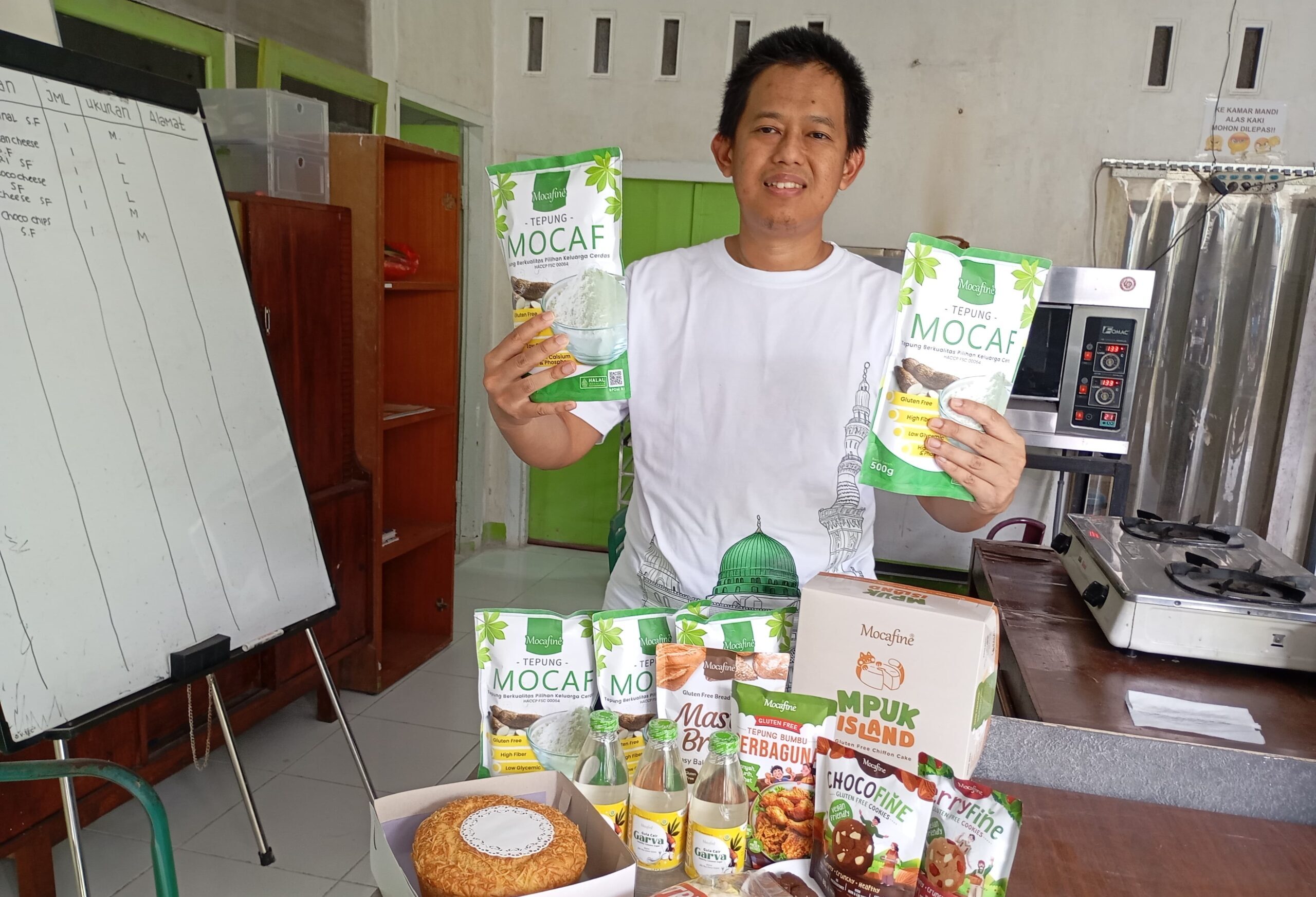 Riza Azra menunjukkan produk turunan mocaf di Rumah Mocaf Banjarnegara (foto: Pemprov Jateng)