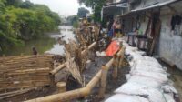 BPBD Jateng perbaiki tanggul jebol akibat banjir di Ngaliyan (foto: Pemprov Jateng)