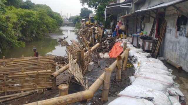 BPBD Jateng perbaiki tanggul jebol akibat banjir di Ngaliyan (foto: Pemprov Jateng)