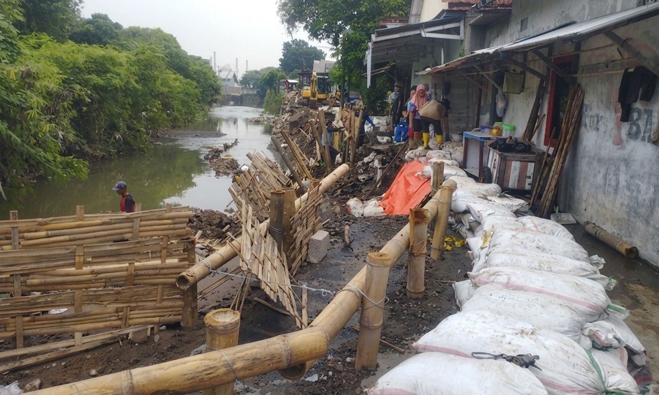 BPBD Jateng perbaiki tanggul jebol akibat banjir di Ngaliyan (foto: Pemprov Jateng)
