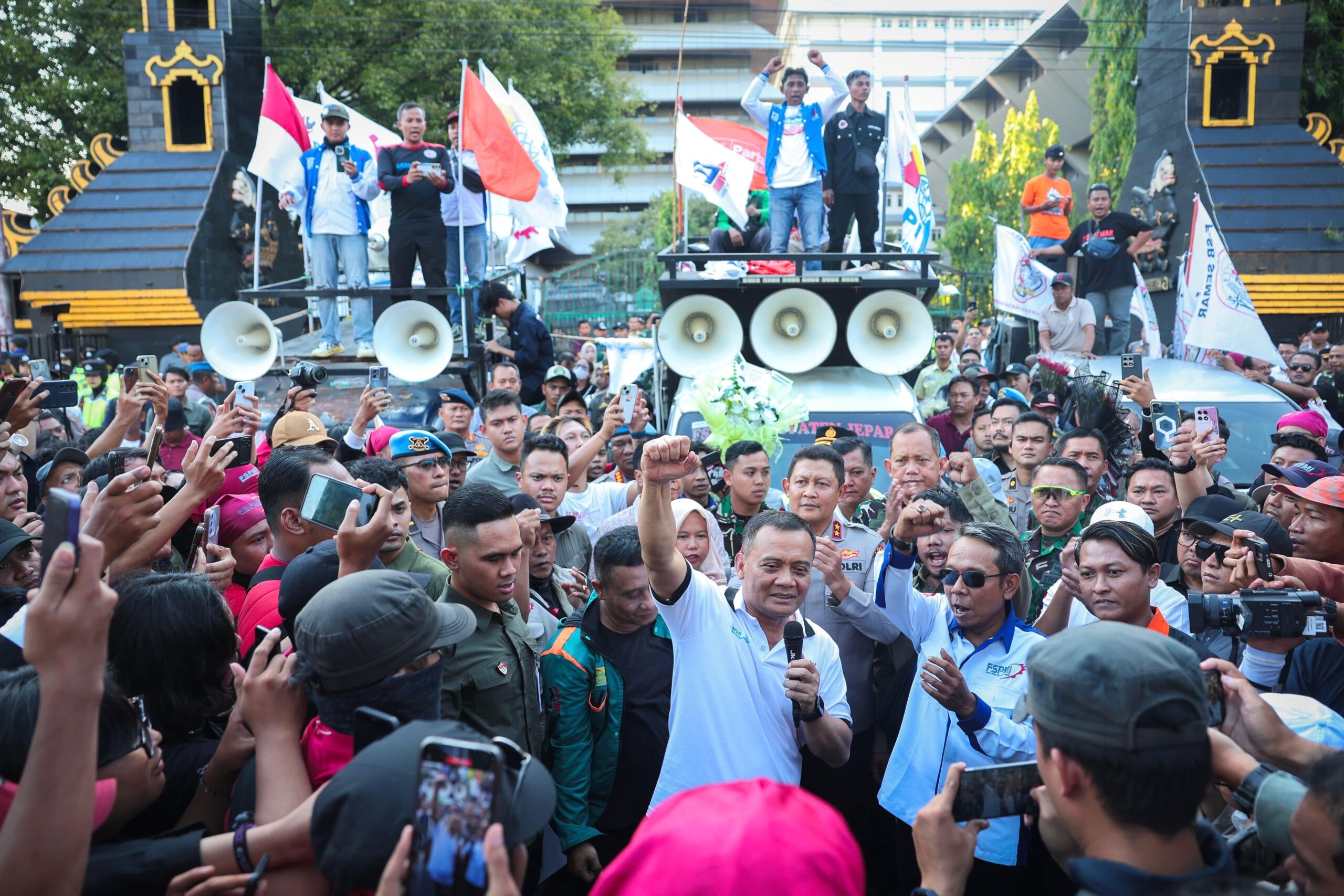 Aksi May Day 2025 di depan Kantor Gubernur Jateng (foto: Pemprov Jateng)