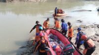 Tim SAR gabungan melakukan pencarian korban hanyut di Sungai Lusi, Grobogan (Basarnas Semarang)