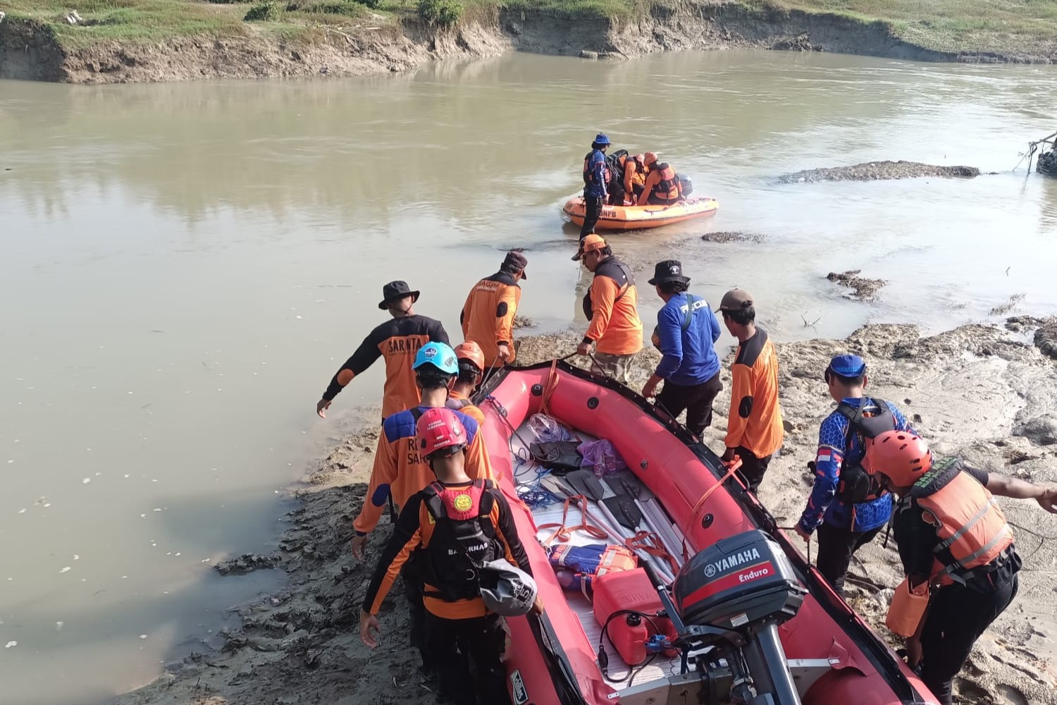 Tim SAR gabungan melakukan pencarian korban hanyut di Sungai Lusi, Grobogan (Basarnas Semarang)