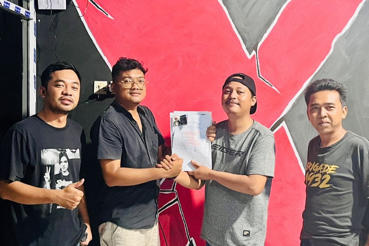 Fredy Chandra P menyerahkan berkas pendaftaran Ketua Umum Snex