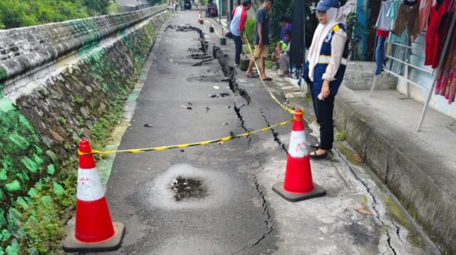 Jalan Amblas di Kalibanteng Kulon. (matasemarang.com/lia dina)