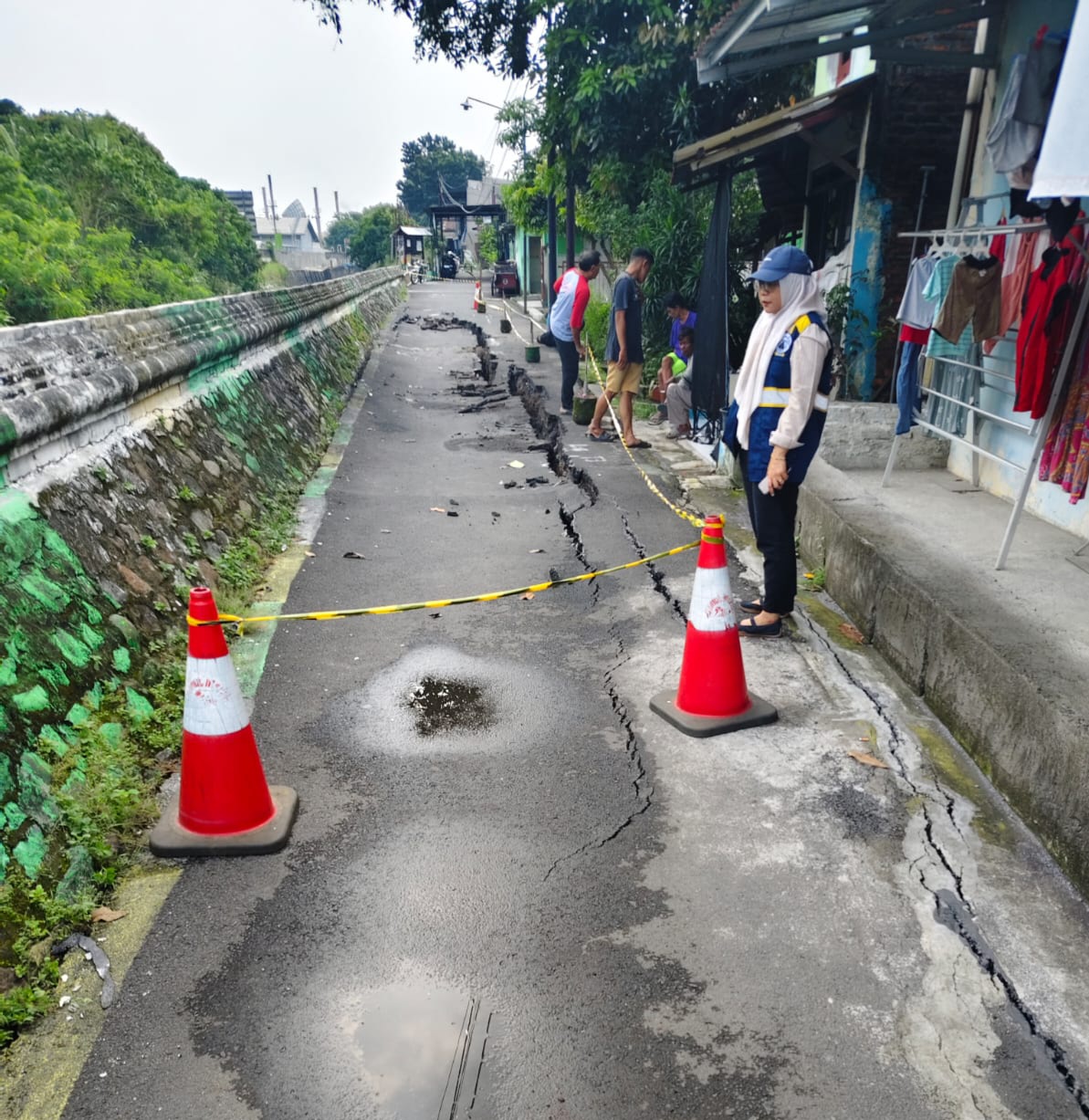 Jalan Amblas di Kalibanteng Kulon. (matasemarang.com/lia dina)