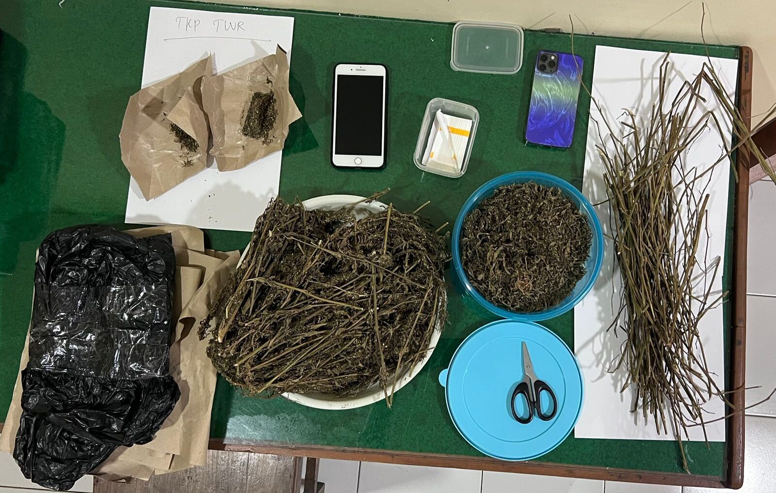 Barang bukti ganja kering seberat setengah kilogram diamankan dari tersangka DS (foto: Polres Salatiga)