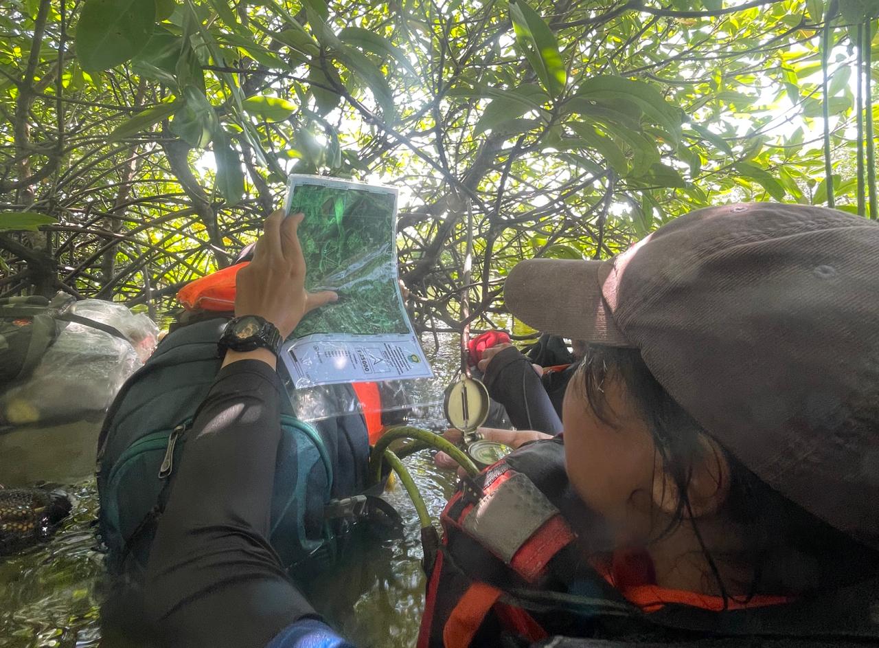 Anggota UPL MPA Unsoed berlatih navigasi rawa di Tritih Kulon, Cilacap (foto: Humas Unsoed) Anggota UPL MPA Unsoed berlatih navigasi rawa di Tritih Kulon, Cilacap (foto: Humas Unsoed)